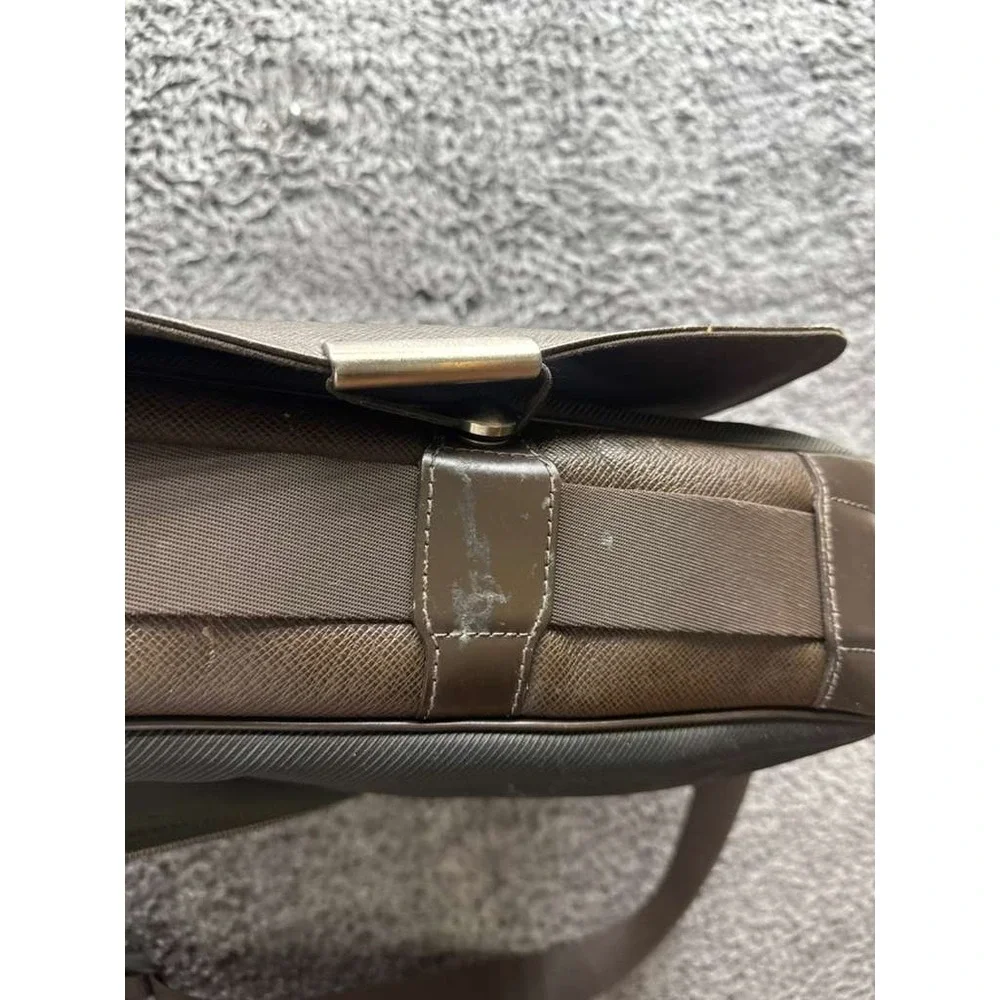 Louis Vuitton Taiga Viktor Leather Shoulder Messenger Bag Brown‎ 13.5